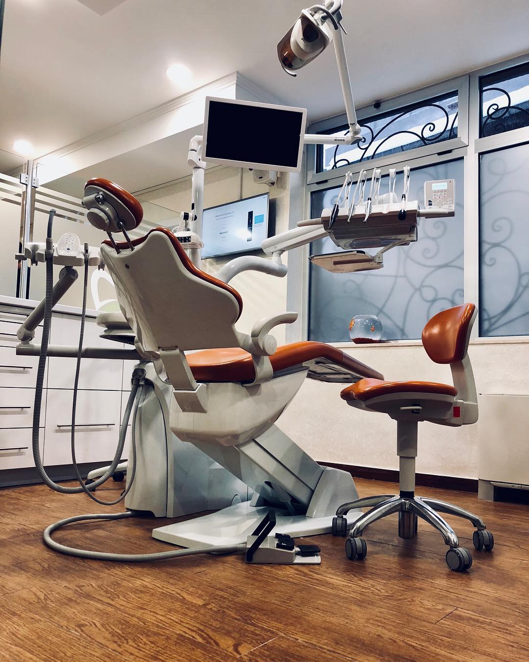 Ordinacija Dr M's Dental Clinic — moderna stolica i oprema